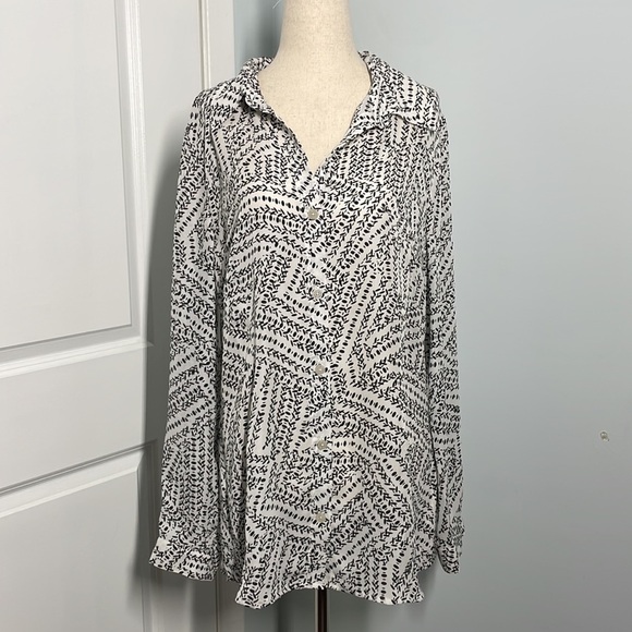 Cabi Black White Print Split Back Button Down Blouse size M - Picture 3 of 9